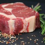 jak-solit-steak-pred-grilovanim-hlavni-tajemstvi-stavnateho-a-propeceneho.jpg